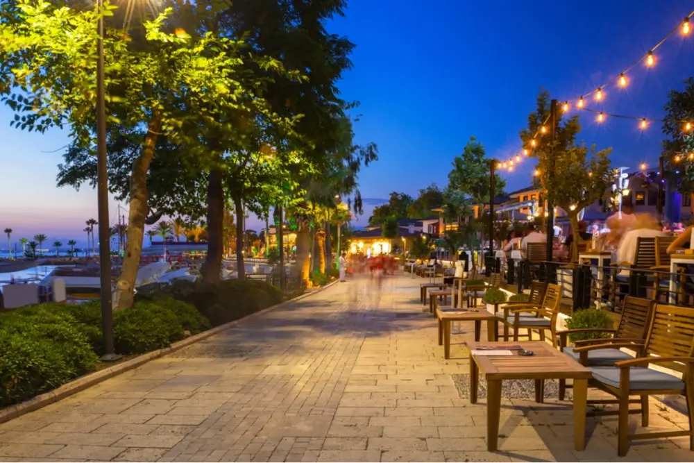 Nightlife-in-Sides-Old-Town